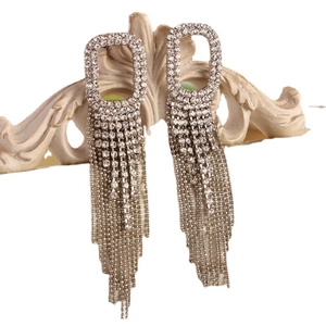 Orecchini a sospensione con nappe d'argento e strass scintillanti in stile vintage
