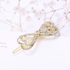 Elegante pinza de pelo dorada con diamantes blancos brillantes y forma de corazón
