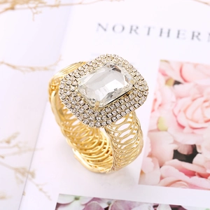 Elegante anello largo placcato oro con grande cristallo rettangolare e pietre lucide