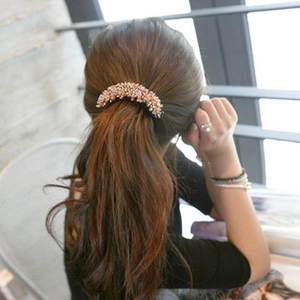 Eleganter Bananen-Haarclip mit Perlen und Strass an einem Modell-Pferdeschwanz