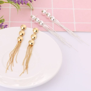 Élégantes boucles d'oreilles longues avec trois perles en métal et pampilles en chaîne serpent
