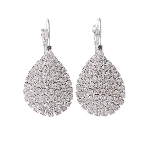 Élégantes boucles d'oreilles argentées en forme de goutte d'eau avec strass brillants