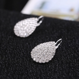 Boucles d'oreilles pendantes argentées en forme de goutte avec strass scintillants