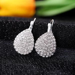 Boucles d'Oreilles Dormeuses Goutte d'Eau en Strass à la Mode pour Femmes Exquises Boucles d'Oreilles Pendantes Pavé Tige en Acier Inoxydable Bijoux