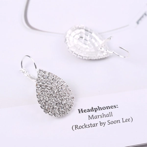 Boucles d'oreilles dormeuses argentées avec goutte d'eau et cristaux micro-pavés