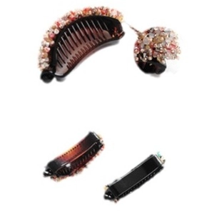 Elegantes Haarspangen-Set mit rosa Perlen und Kristallen auf weißem Hintergrund