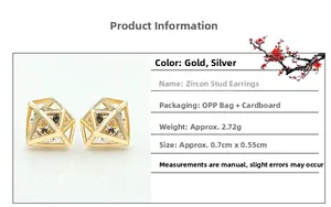 Gros plan sur des boucles d'oreilles pyramide avec zircon et finition dorée