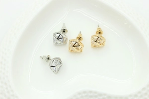 Détails de boucles d'oreilles géométriques dorées et argentées avec zircons incrustés