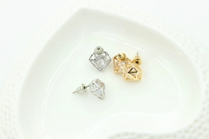 Détails de boucles d'oreilles géométriques avec cristaux de zircone cubique brillants