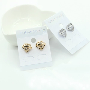 Vue détaillée de boucles d'oreilles évidées or et argent avec pierres en zircone