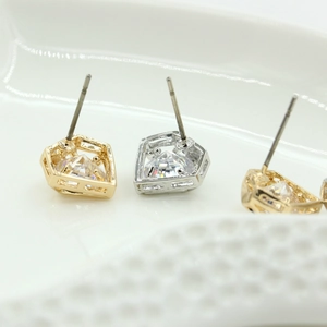 Vue détaillée de boucles d'oreilles géométriques creuses avec cristaux de zircone