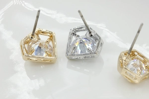 Vue macro de boucles d'oreilles étoiles géométriques avec cristaux de zircon or et argent