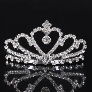 Macro di tiara a cuore in argento con strass scintillanti e pietra centrale sospesa