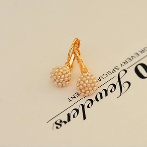 Elegante Vergoldete Legierung Cluster Kunstperle Ball Ohrhänger Mit Edelstahl Stift Für Damen Vintage Französischer Stil Schmuck