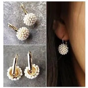 Elegante goldene Ohrringe mit Clustern aus winzigen weißen Perlen im Retro-Stil