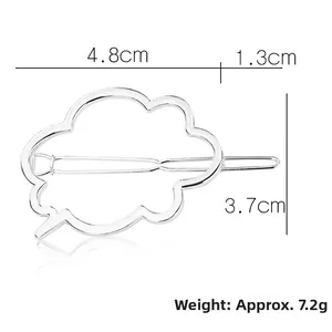Pince à cheveux nuage creux argentée avec dimensions 4,8cm par 3,7cm sur fond blanc