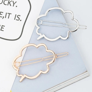 Gros plan de barrettes à cheveux en métal évidé en forme de nuage, argent et or rose