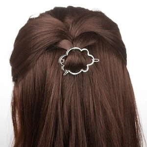 Barrette à cheveux nuage en métal argenté poli montrée sur des cheveux bruns foncés