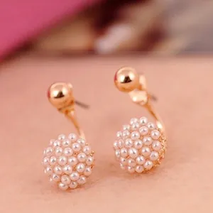 Orecchini a perno in oro rosa alla moda con eleganti pendenti a sfera di piccole perle