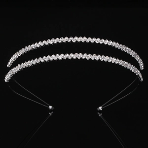 Serre-tête élégant à double rangée argentée avec strass brillants sur fond noir