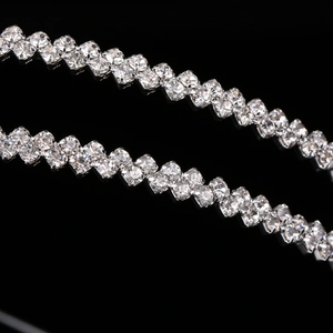 Serre-tête à double rangée en zigzag serti de strass sur base en métal argenté