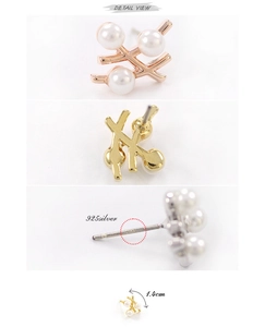 Vue détaillée des boucles d'oreilles perles feuilles avec tiges en argent 925