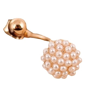 Orecchini a perno in oro rosa con un gruppo di perle bianche e sfera di metallo