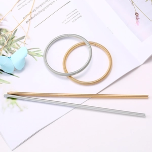 Bracelets de manche extensibles en métal doré et argenté sur fond blanc minimaliste