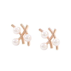 Boucles d'oreilles branche dorée élégante avec trois perles blanches sur base métallique