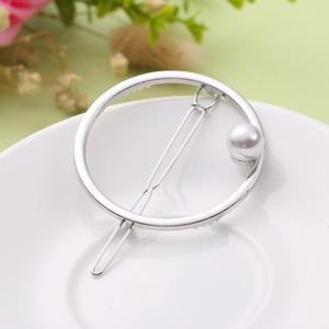 Barrette ronde géométrique argentée élégante avec perle blanche sur céramique