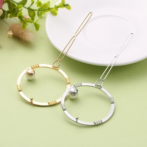 Barrette ronde géométrique élégante avec perle blanche en finition dorée et argentée