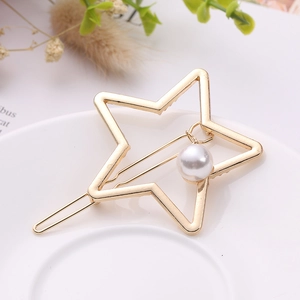 Barrette étoile dorée élégante avec perle blanche sur une assiette en céramique blanche