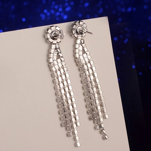 Boucles d'oreilles pendantes argentées avec strass brillants pour soirées formelles