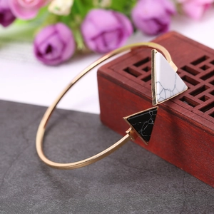 Bracciale rigido dorato minimalista con accenti di marmo triangolare bianco e nero
