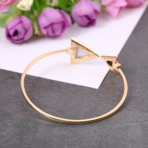 Bracciale rigido aperto dorato minimalista con due pietre triangolari da donna elegante