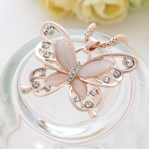 Elegante roségouden vlinderketting met opalen vleugels en schitterende steentjes decoratie