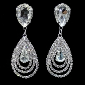 Détail de boucles d'oreilles goutte avec cristaux étincelants taillés en poire et plaqué argent