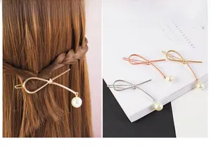 Détail de la pince à cheveux en métal 8cm avec perle pendante en or argent et or rose