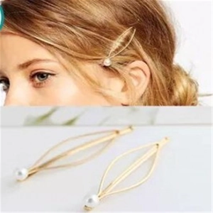 Elegantes zweiteiliges goldenes Haarklammer-Set mit Perlen im minimalistischen Rauten-Stil