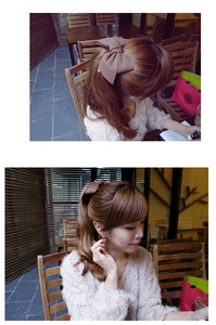 Détail d'une pince à cheveux avec nœud en tissu marron portée par un mannequin dans un café