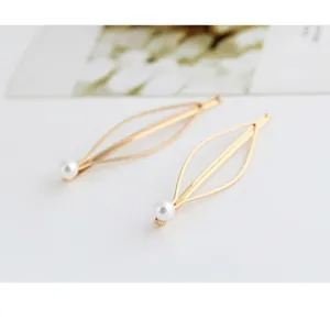 Elegante goldene Haarspangen aus Metall mit weißen Perlen im minimalistischen Stil