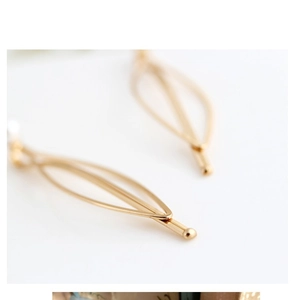 Eleganter goldener Haarklammer in Blattform mit minimalistischen geometrischen Linien