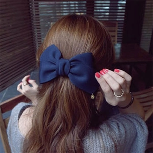 Barrette nœud élégante en tissu bleu marine avec pendentif doré sur cheveux longs