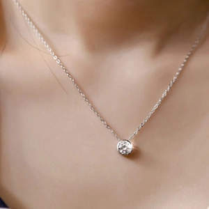 Minimalistische silberne Halskette mit rundem Solitär-Zirkonia-Anhänger in Zargenfassung