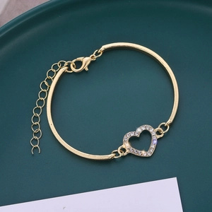 Elegante goudkleurige armband met een sprankelende harthanger voorzien van steentjes