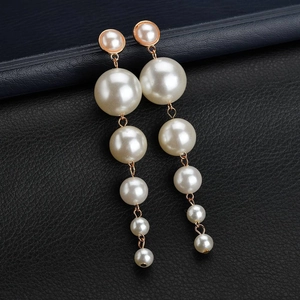 Boucles d'oreilles longues tendance avec cinq perles dégradées sur chaîne dorée chic