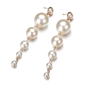 Élégantes boucles d'oreilles pendantes dorées avec perles blanches de tailles dégradées