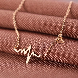 Minimalistische roségouden hartslag ketting met een klein hartje aan fijne keten