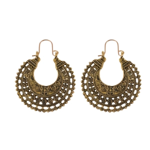 Détail de boucles d'oreilles vintage en forme de croissant avec motifs mandala dorés