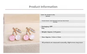 Vue détaillée de boucles d'oreilles cerises en opale rose et blanche avec zircons